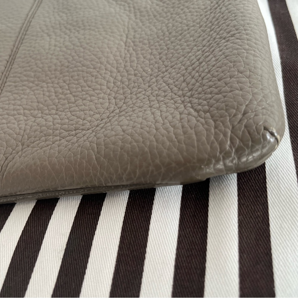Elegant Gray Leather Crossbody Bag - Picture 3 of 5